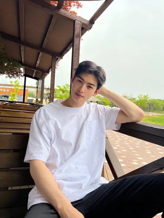 Penampilan standar dengan kaus putih polos serta celana jeans memang tak pernah salah. Meski cukup sederhana, namun gaya OOTD Eun Woo satu ini juga tak lepas dari perhatian. (Liputan6.com/IG/@eunwo.o_c)