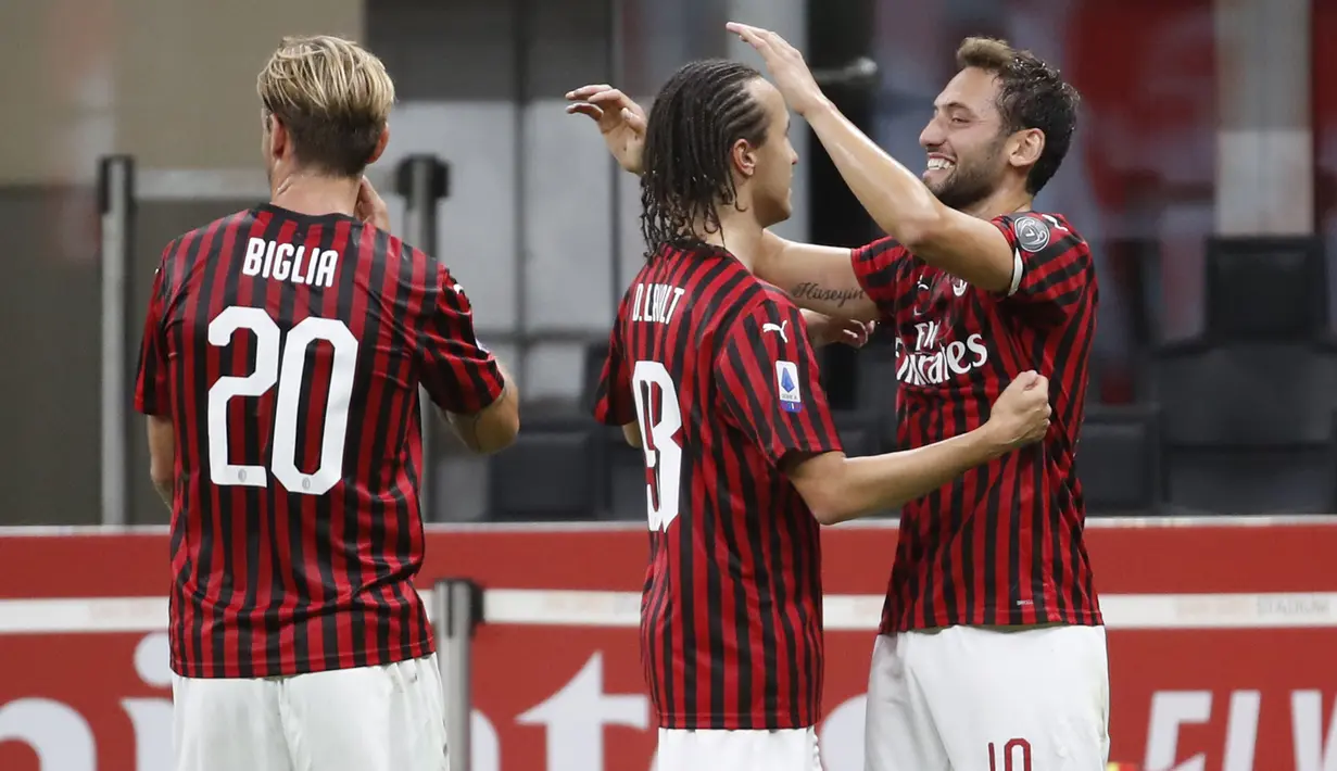 Pemain AC Milan Hakan Calhanoglu (kanan) merayakan golnya ke gawang Atalanta pada pertandingan Serie A di Stadion San Siro, Milan, Italia, Jumat (24/7/2020). Pertandingan berakhir 1-1. (AP Photo/Antonio Calanni)