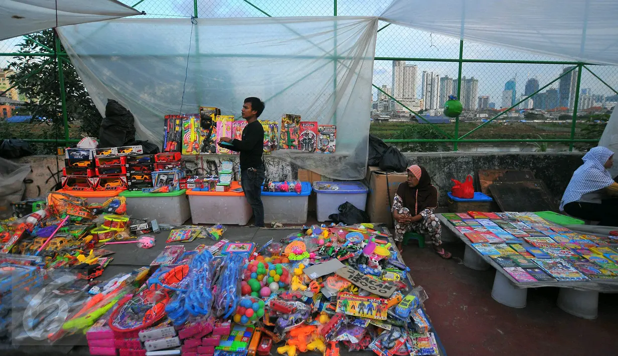 Salah satu lapak di pasar malam yang menyediakan aneka mainan untuk anak, Petamburan, Jakarta, Selasa (10/1). Pasar malam menjadi alternatif belanja golongan menengah ke bawah. (Liputan6.com/Angga Yuniar)