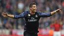 <p>Cristiano Ronaldo merupakan pencetak gol terbanyak dalam sejarah Liga Champions. Bintang asal Portugal tersebut tercatat memenangkan empat trofi Liga Champions bersama Real Madrid. Di fase gugur, Ronaldo juga pernah tercatat sebagai pencetak gol terbanyak sebanyak dua kali. Pada musim 2013/14, ia berhasil melesatkan 8 gol, sedangkan pada musim 2016/17, Ronaldo berhasil mencetak 10 gol. (AFP/Christof Stache)</p>