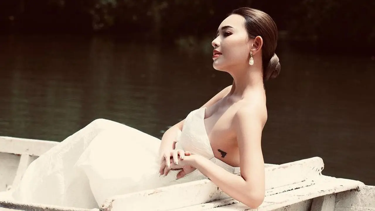 Tampilan Amanda Manopo di Atas Perahu. [@winstongomez]