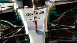 Pembalap Mercedes, Lewis Hamilton mengendarai mobilnya saat sesi latihan pertama jelang GP F1 Abu Dhabi di Sirkuit Yas Marina, Jumat (23/11). Sebelumnya, Hamilton memakai nomor balap 44. (GIUSEPPE CACACE/AFP)