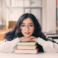 ilustrasi perempuan cantik kacamata/Butsaya/Shutterstock