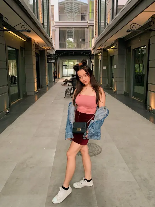 Memadukan jaket denim dengan sneakers berwarna putih gaya Megan Domani ini pun bisa jadi inspirasi. Ia pun memilih menata rambutnya serta riasan sederhana dalam penampilannya namun tetap terlihat menawan. (Liputan6.com/IG/@megandomani1410)
