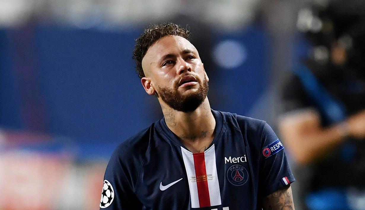 Striker Paris Saint-Germain, Neymar, menahan air mata usai ditaklukkan Bayern Munchen pada laga final di Stadion The Luz, Portugal, Senin (24/8/2020). Kekalahan ini membuat PSG gagal meraih gelar Liga Champions pertamanya. (AFP/David Ramos,Pool)