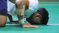 Tunggal putra Indonesia, Alwi Farhan, sujud syukur setelah menjuarai Indonesia Masters 2026 di Istora Senayan, Jakarta, Minggu (25/1/2026). (Bola.com/Bagaskara Lazuardi)