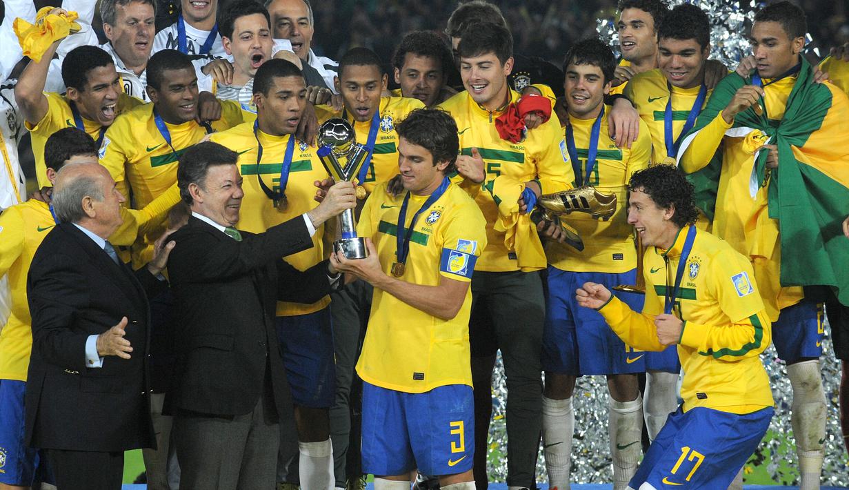 Kapten Timnas Brasil U-20, Bruno Uvini (tengah), menerima trofi Piala Dunia U-20 2011 setelah mengalahkan Portugal U-20 yang berlangsung di Bogota, Kolombia, Sabtu (20/8/2011). Brasil menang 3-2 atas Portugal lewat babak perpanjangan waktu. (AFP/Eitan Abramovich)