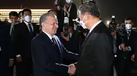 Presiden Uzbekistan Shavkat Mirziyoyev berjabat tangan dengan Presiden China Xi Jinping di Uzbekistan pada 14 September 2022. (Foto: Twitter/Khikmatilla Ubaydullaev)