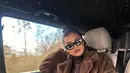 Queennara juga tampil slay mengenakan jaket berbulu coklat dengan inner turtleneck warna serasi. Dipadukan celana denim panjangnya. Serta kalung model panjangnya.  [@lizanataliaofficial]