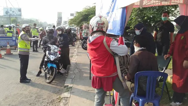 Pemudik menjalani tes antigen di pos penyekatan arus balik Lebaran 2021