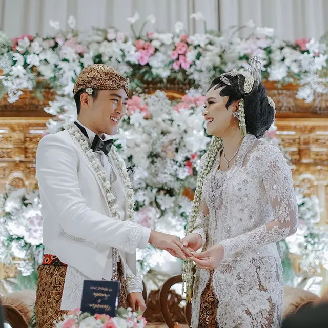 7 Pesona Twinda Rarasati saat Pakai Kebaya, Anggun Banget