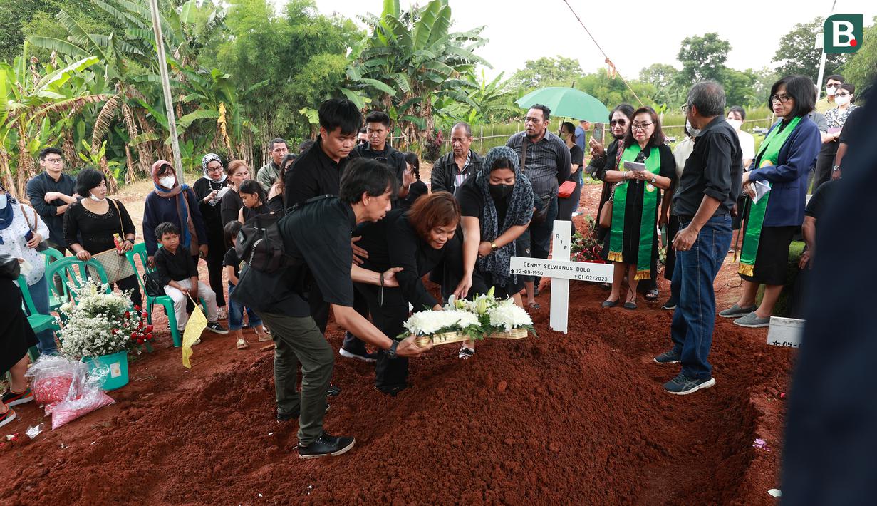 Pihak keluarga melakukan tabur bunga dalam prosesi pemakaman mantan pelatih Timnas Indonesia, Benny Dolo di Tempat Pemakaman Umum (TPU) Pondok Benda, Pamulang, Tangerang Selatan, Sabtu (4/2/2023) siang WIB. Bendol, sapaan akrabnya, meninggal dunia pada Rabu (1/2/2023) karena sakit. (Bola.com/M Iqbal Ichsan)