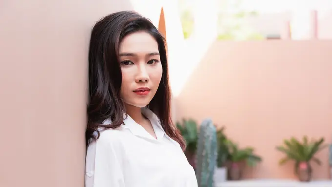 perempuan memandang sedih