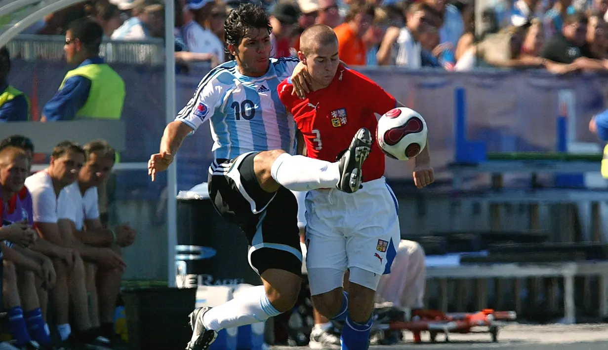 Aksi striker Argentina, Sergio Aguero saat menghadapi Republik Ceska dalam laga final Piala Dunia U-20 di BMO Field, Toronto, Kanada (22/7/2007). Dua gelar juara berhasil ditorehkan Sergioa Aguero bersama Timnas Argentina pada Piala Dunia U-20 edisi 2005 dan 2007. (AFP/Getty Images/David Sandford)