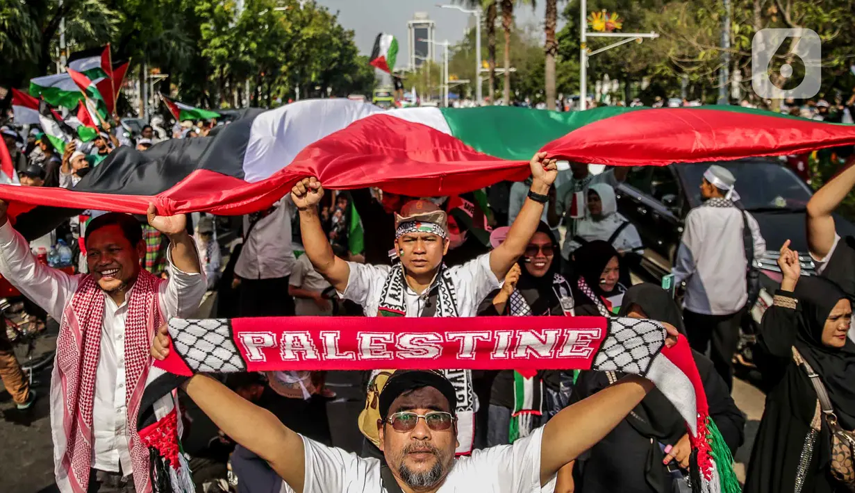 <p>Ratusan orang dari berbagai elemen masyarakat menggelar unjuk rasa di depan Kedutaan Besar Amerika Serikat, Jakarta, Sabtu (28/10/2023). Dalam aksinya, mereka mendesak Amerika Serikat dan negara-negara sekutunya untuk memastikan Israel menghentikan serangan besar-besaran di Gaza serta mengakhiri penindasan sistem Apartheid kepada warga Palestina. (Liputan6.com/Faizal Fanani)</p>
