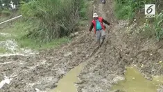 Seorang guru harus menyebrangi sungai dan hutang untuk mengajar.