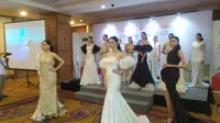 Sejumlah model tampil pada pameran perhiasan bertajuk Surabaya Internasional Jewellery Fair 2022. (Dian Kurniawan/Liputan6.com)