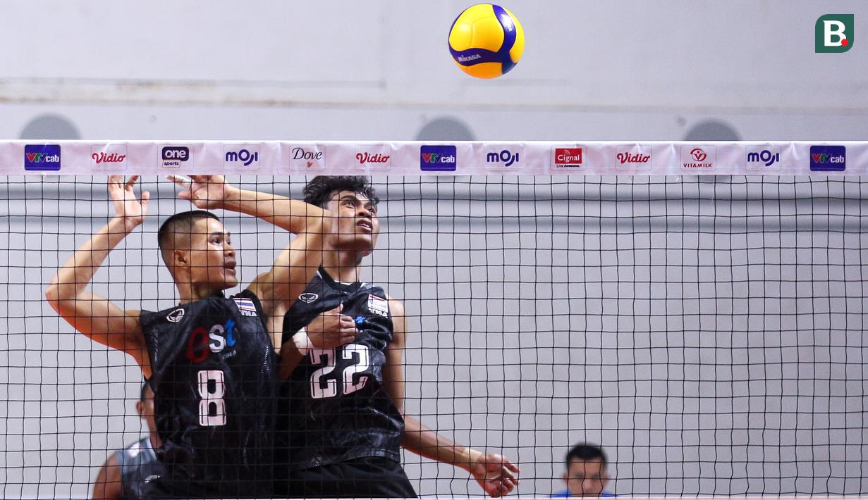 Pemain Timnas Voli Thailand, Anurak Phanram (kanan) dan Pinkaew Prasert melihat bola pada laga putaran pertama SEA V League 2023 melawan Timnas Voli Indonesia di Padepokan Voli Jenderal Polisi Kunarto, Bogor, Minggu (23/07/2023). (Bola.com/Bagaskara Lazuardi)