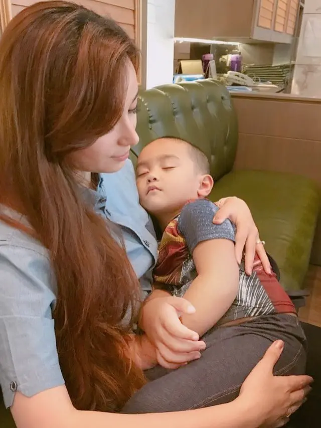 7 Momen Asmirandah Momong Putra Donnie Eks Ada Band, Bak Anak Kandung