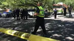 Petugas layanan darurat berada di lokasi penusukan massal di University of Texas, Austin, AS, Senin (1/5). Satu orang tewas dan tiga lainnya mengalami luka serius dalam insiden penusukan tersebut. (Tamir Kalifa/Austin American-Statesman via AP)