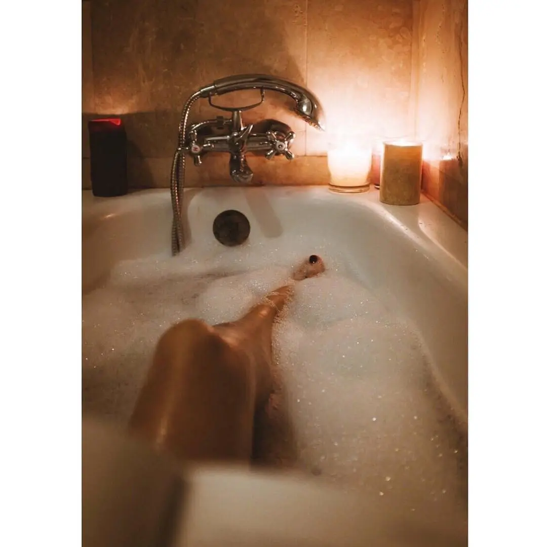 Sophia Latjuba saat berendam di bak mandi. (Instagram - @sophia_latjuba88)