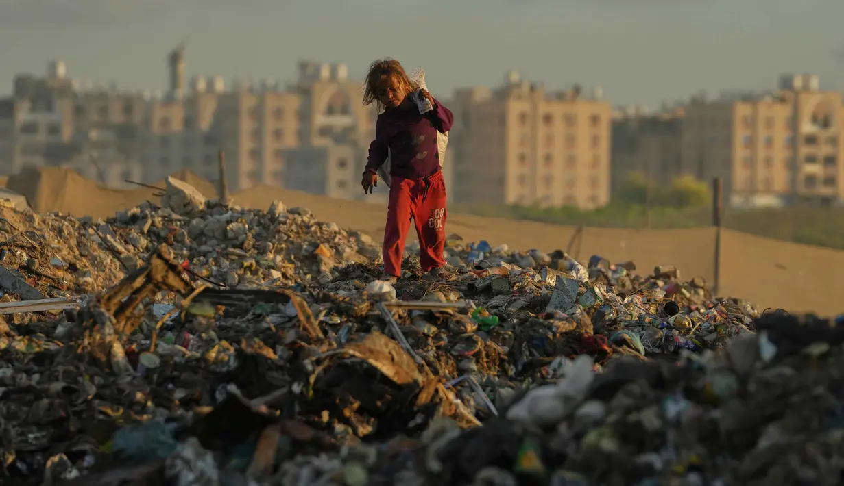 UNRWA menambahkan, dampak psikologis dan fisik akibat kelaparan dan perang yang masih berlangsung telah menimbulkan risiko yang serius pada kesehatan, keselamatan, dan perkembangan anak. (AP Photo/Jehad Alshrafi)