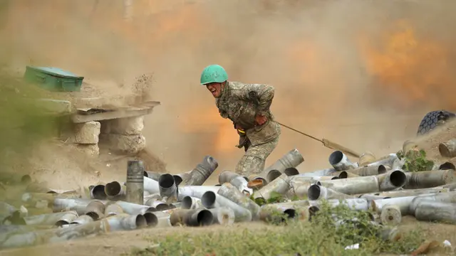 FOTO: Tentara Armenia Tembakkan Meriam ke Azerbaijan