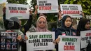 Para aktivis menggelar unjuk rasa menentang pencegatan kapal-kapal yang berpartisipasi dalam armada Global Sumud Flotilla (GSF), sebuah misi bantuan kemanusiaan ke Gaza melalui jalur laut, di Surabaya, Jawa Timur pada Kamis 21 Mei 2026. (JUNI KRISWANTO/AFP)