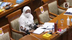 Menteri Tenaga Kerja Ida Fauziah mengikuti rapat dengar pendapat dengan Komisi IX DPR di Komplek Parlemen, Jakarta, Rabu (7/4/2021). Dalam rapat tersebut Komisi IX menyampaikan bahwa Kementerian Tenaga Kerja agar memperhatikan nasib kesejahteraan wartawan. (Liputan6.com/Angga Yuniar)