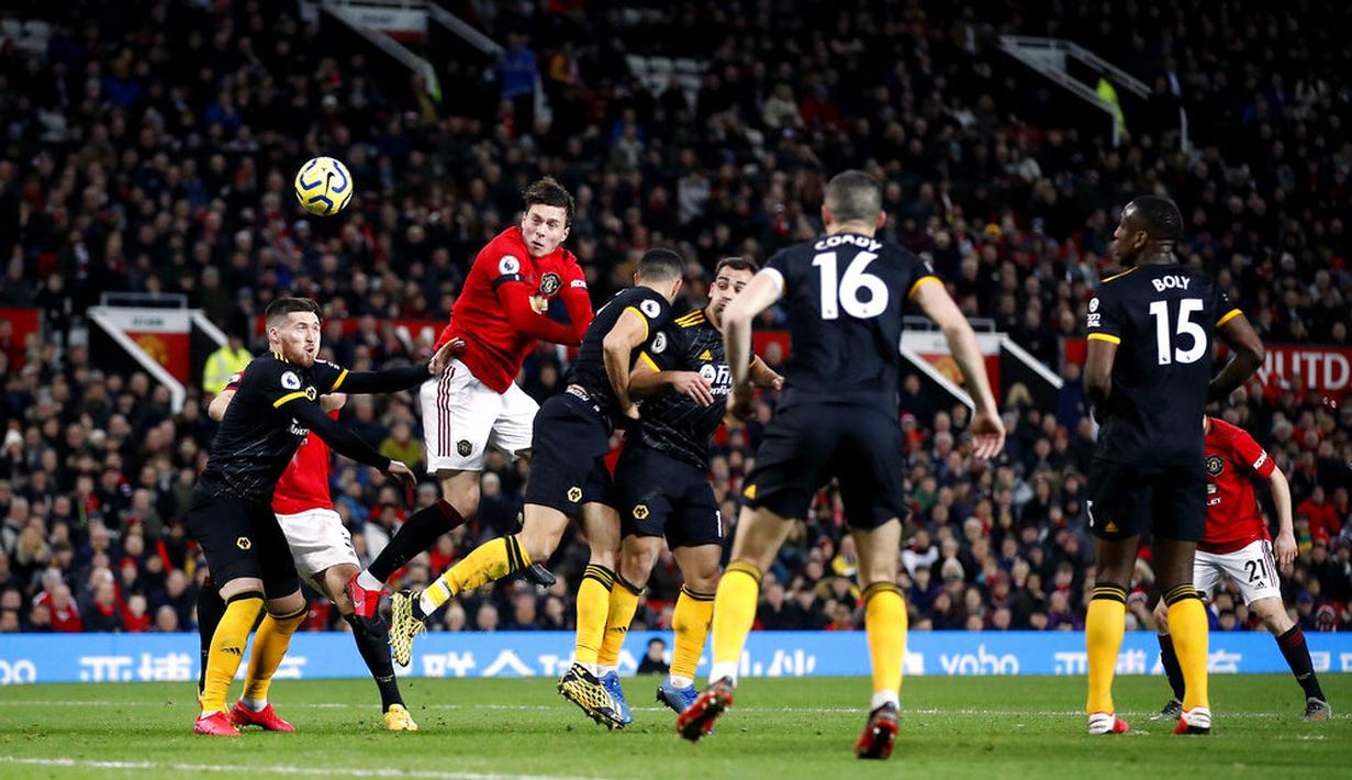 Bek Manchester United, Victor Lindelof, menyundul bola saat melawan Wolverhampton Wanderers, Matt Doherty, pada laga Premier League di Stadion Old Trafford, Sabtu (1/2/2020). Kedua tim bermain imbang tanpa gol. (AP/Martin Rickett)