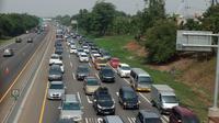 Kepadatan Kendaraan Mulai Terjadi di Ruas Tol Jakarta-Cikampek. Rekayasa Lalu Lintas Contra Flow Mulai Diberlakukan, Sabtu (21/12/2019). (Foto: Abramena/Liputan6.com)