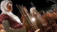 Sejumlah pelajar memainkan angklung dalam acara Bambu Nusantara 3 (World Music Festival), Bandung, Jawa Barat, Sabtu (17/10) malam.(Antara)