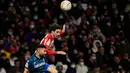 Bek Deportivo Alaves Ruben Duarte (kiri) berebut bola dengan bek Atletico Madrid Sime Vrsaljko dalam lanjutan La Liga Spanyol di Stadion Wanda Metropolitano, Minggu (3/4/2022) dinihari WIB. Atletico Madrid menang telak dengan skor 4-1 atas Deportivo. (JAVIER SORIANO / AFP)