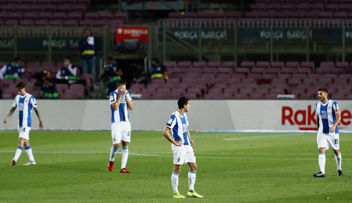 Para pemain Espanyol tampak lesu usai ditaklukkan Barcelona pada laga La Liga di Stadion Camp Nou, Rabu (8/7/2020). Espanyol dipastikan degradasi karena baru meraih 24 poin dan berada di dasar klasemen La Liga. (AP/Joan Monfort)