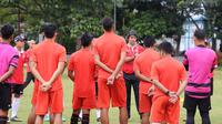 Persija menjalani latihan di Lapangan Sumberwaras, Kalirejo, Kab. Malang, Senin (13/2/2017) guna mempersiapkan tim pada laga menentukan di grup 2 Piala Presiden 2017. (Bola.com/Benediktus Gerendo)