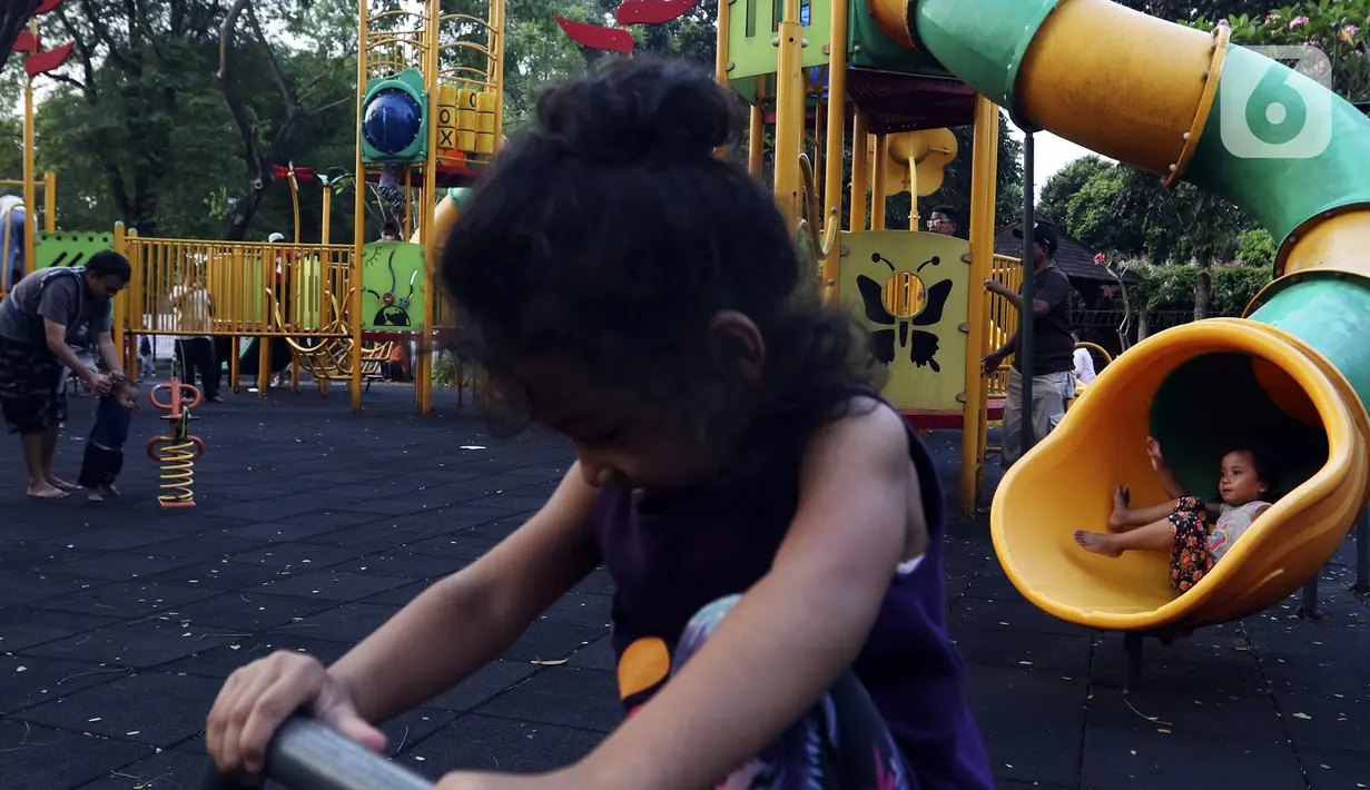 Anak-anak bermain di RPTRA Bhineka Jakarta Selatan, Sabtu (30/7/2022). Selain menjadi alternatif mengisi libur bersama keluraga, taman juga menjadi ruang bagi warga untuk berinteraksi sosial sekaligus mengeduksi anak untuk bermain bersama teman-teman dengan wahana yang tersedia. (Liputan6.com/Johan Tallo)jo