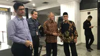 Pimpinan KPK, Agus Rahardjo, Laode M Syarif, dan Saut Situmorang menyambangi MK untuk mengajukan uji materi UU KPK, Rabu (20/11/2019). (Liputan6.com/ Putu Merta Surya Putra)