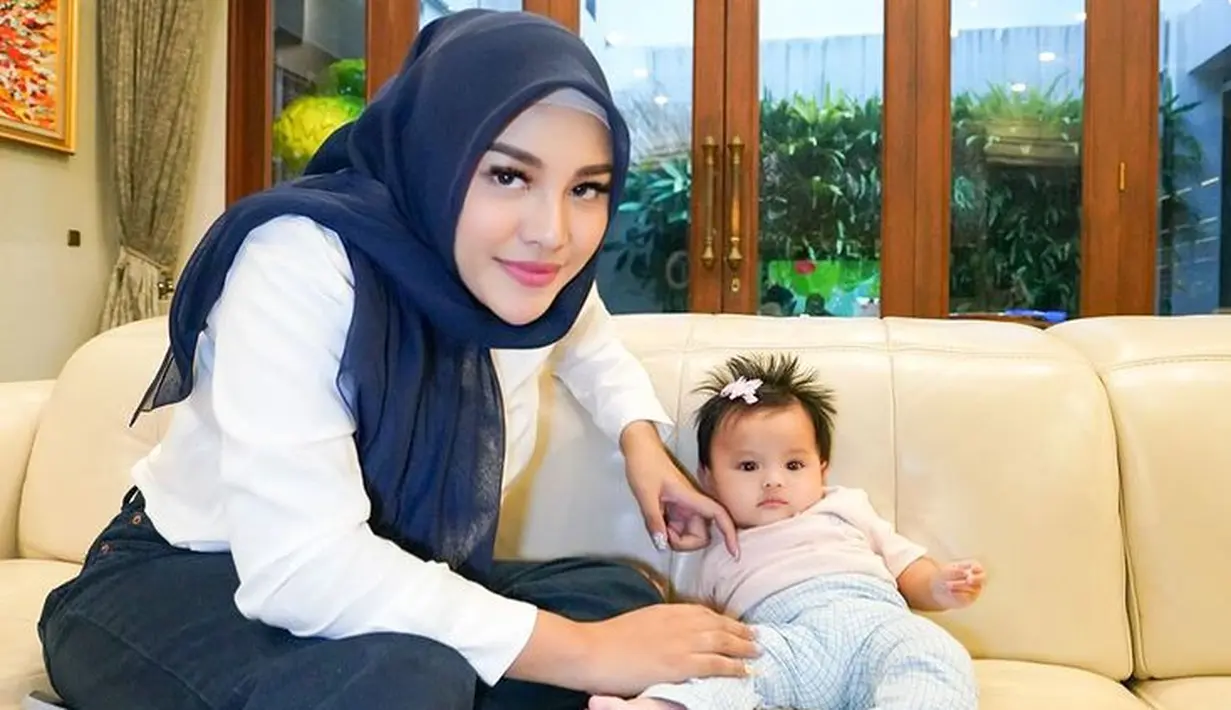 <p>Aurel Hermansyah dan baby Ameena. (Foto: Instagram/aurelie.hermansyah)</p>