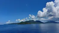 Pemandangan ke arah Pulau Tiga, Natuna (Doc: Liputan6/Sulung Lahitani)