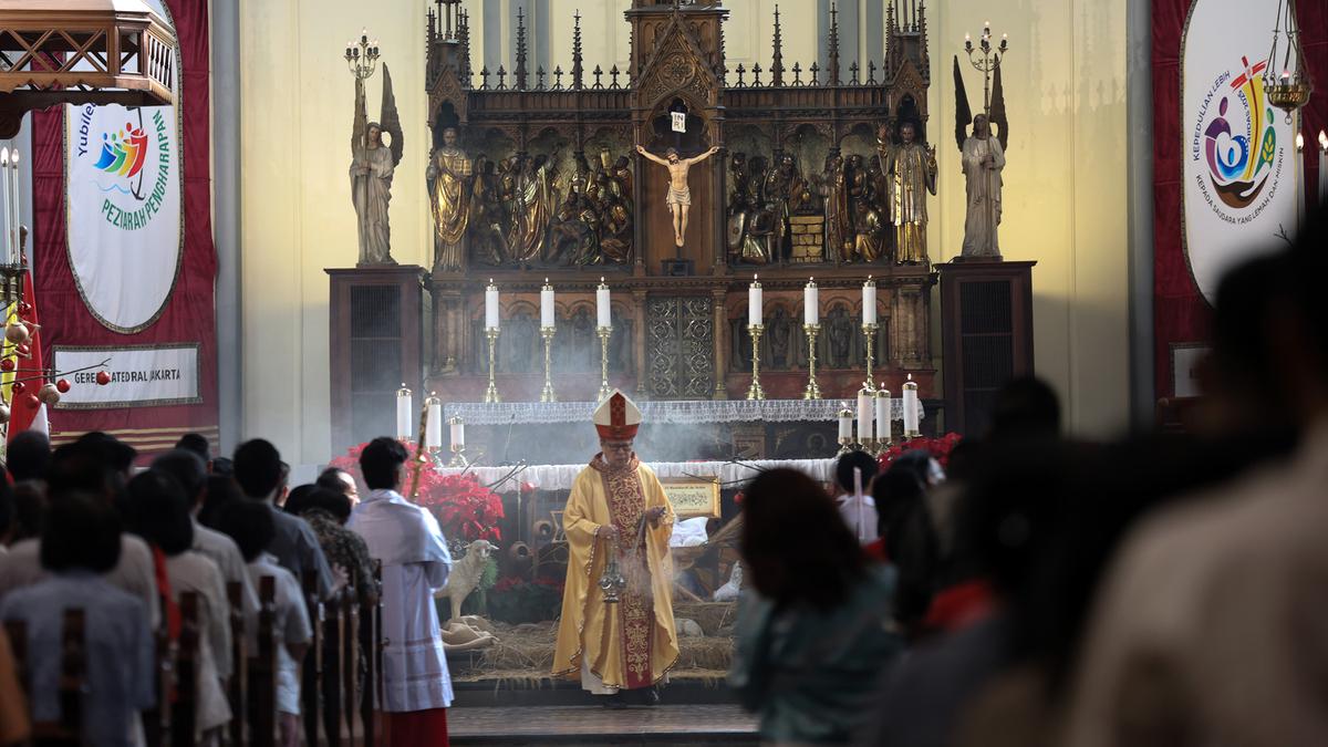 Dipimpin Kardinal Ignatius Suharyo, Ribuan Umat Katolik Hadiri Misa Pontifikal Natal di Gereja Katedral Jakarta