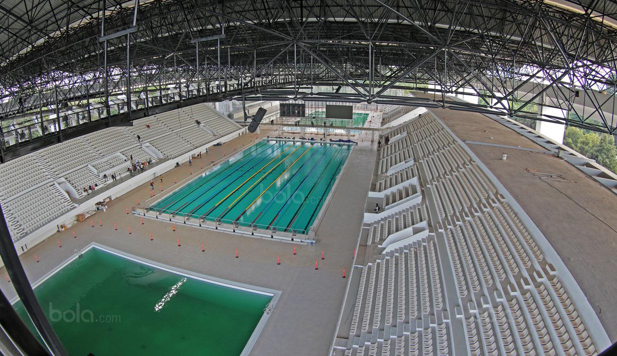 Suasana Venue Aquatic Center dalam tahap renovasi di Kawasan Senayan Sport Center, Jakarta (04/10/2017). Kolam renang ini dikerjakan sesuai standar internasional dari Federasi Renang Internasional (FINA). (Bola.com/Nicklas Hanoatubun)