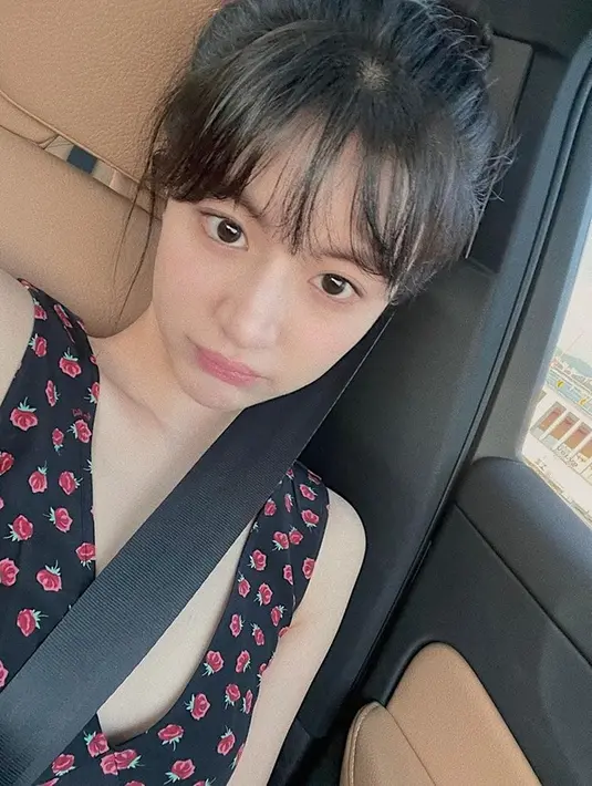 Gaun hitam bermotif berkerah v-neck dengan rambut dicepol membuat penampilan Go Yoon Jung makin chic. Gaya casualnya ini cocok buat menghabiskan waktu di musim panas. (Liputan6.com/IG/@goyounjung)