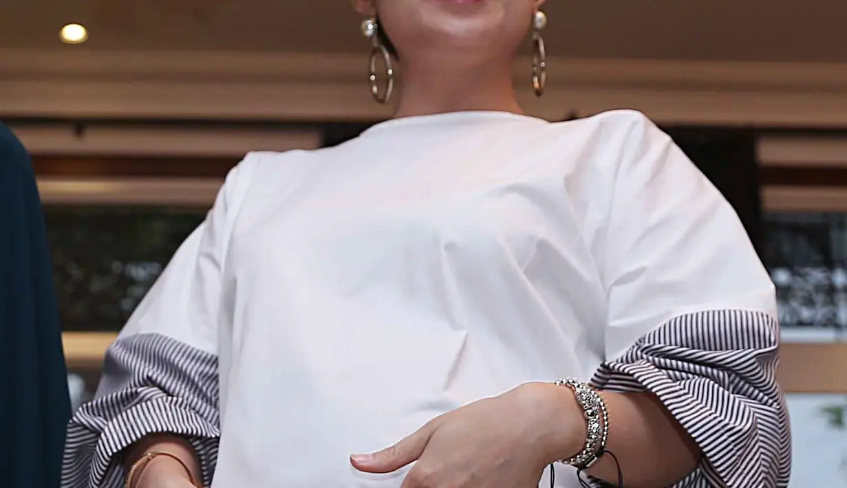 Meski demikian, hal yang berbeda saat kehamilan pertamanya. Kini, saat mengenakan high heels dalam kondisi perut yang makin besar, ia sudah mulai merasakan pegel. (Nurwahyunan/Bintang.com)