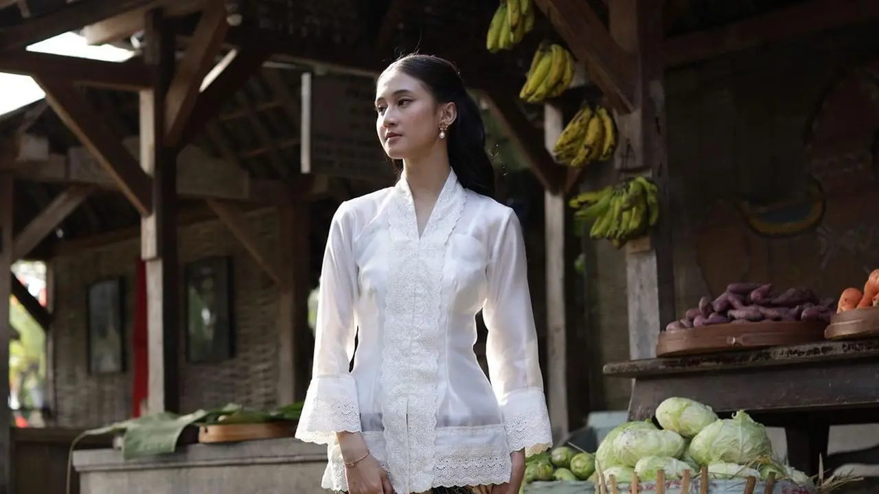 6 Pesona Anggun Keisya Levronka Kenakan Kebaya Klasik bak Jeng Yah Gadis Kretek di MV Terbaru