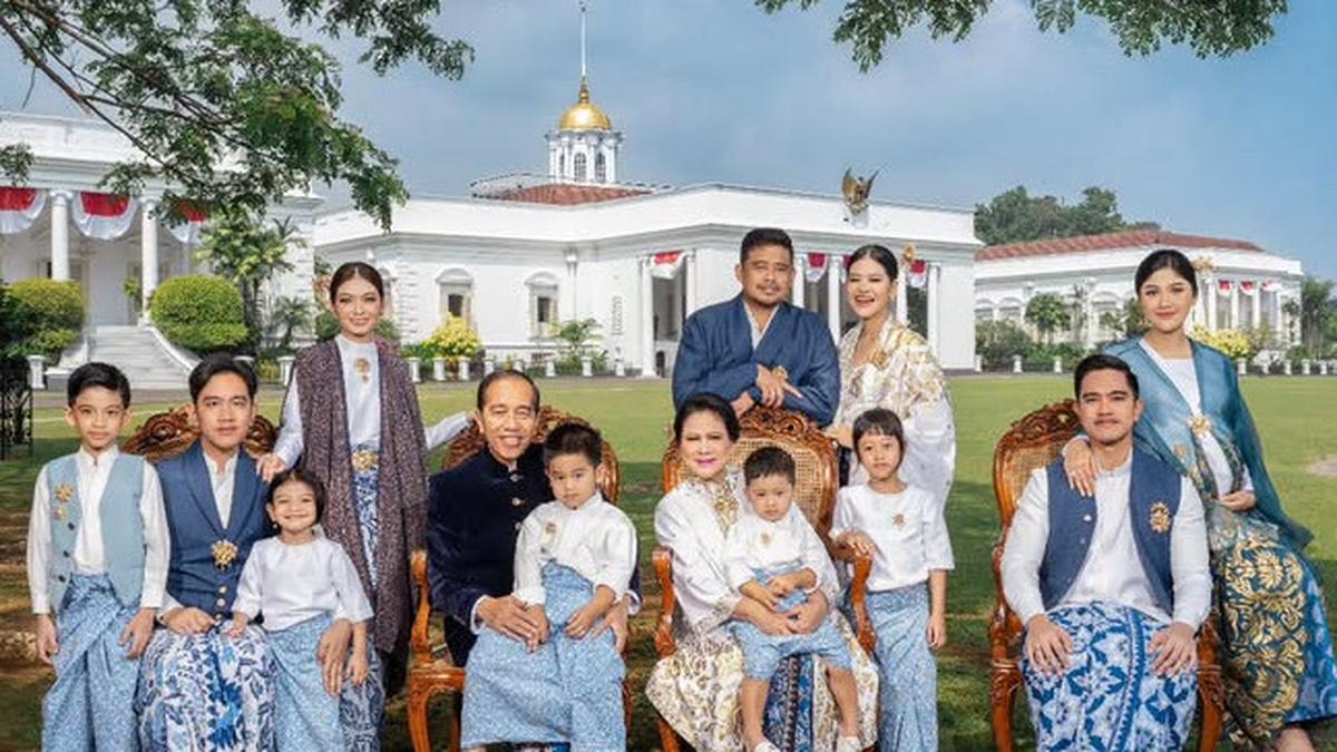 Terungkap, 6 Potret Keluarga Jokowi Berfoto di Istana Negara Bogor Sebelum Habis Masa Jabatan Kenakan Pakaian Nuansa Nusantara Putih Biru