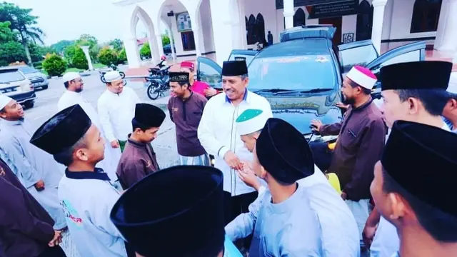 Remaja Pejuang Subuh berbincang dengan Bupati Siak Alfedri usai melaksanakan Salat Subuh berjamaah dan kajian untuk generasi muda di Kabupaten Siak.