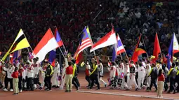 Bendera-bendera negara Asia Tenggara saat upacara penutupan SEA Games 2019 di Stadion New Clark City, Filipina, Rabu (11/12). Filipina menjadi juara umum pada gelaran kali ini. (Bola.com/M Iqbal Ichsan)