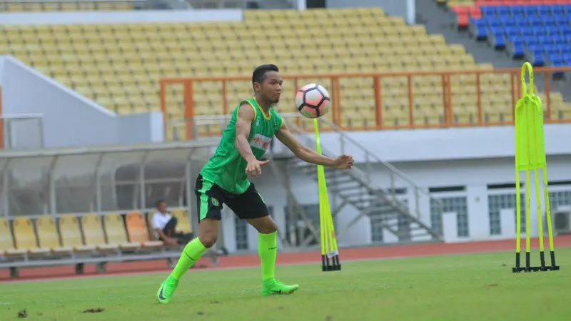 Penyerang Persebaya, Oktavianus Fernando