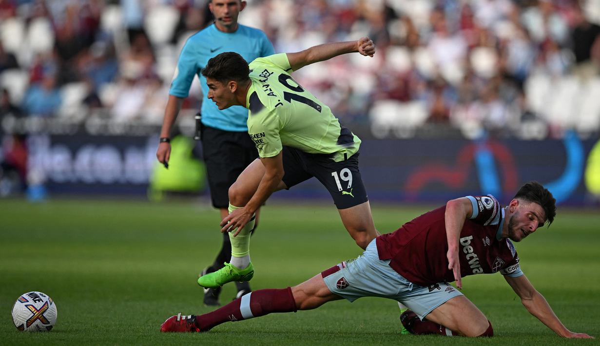 Julian Alvarez bermain menggantikan Erling Haaland saat Manchester City menang 2-0 dari West Ham. Ia hanya bermain selama 15 menit dan membuat satu peluang emas saja. Meskipun begitu, banyak yang percaya jika Julian Alvarez akan tampil memukau bersama The Cityzens. (AFP/Justin Tallis)