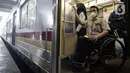 Penyandang disabilitas naik kereta di Stasiun Jatinegara, Jakarta, Jumat (3/12/2021). KAI Commuter mengajak pengguna transportasi dengan disabilitas untuk merasakan sarana dan prasarana perkeretaapian yang lebih aksesibel. (Liputan6.com/Faizal Fanani)